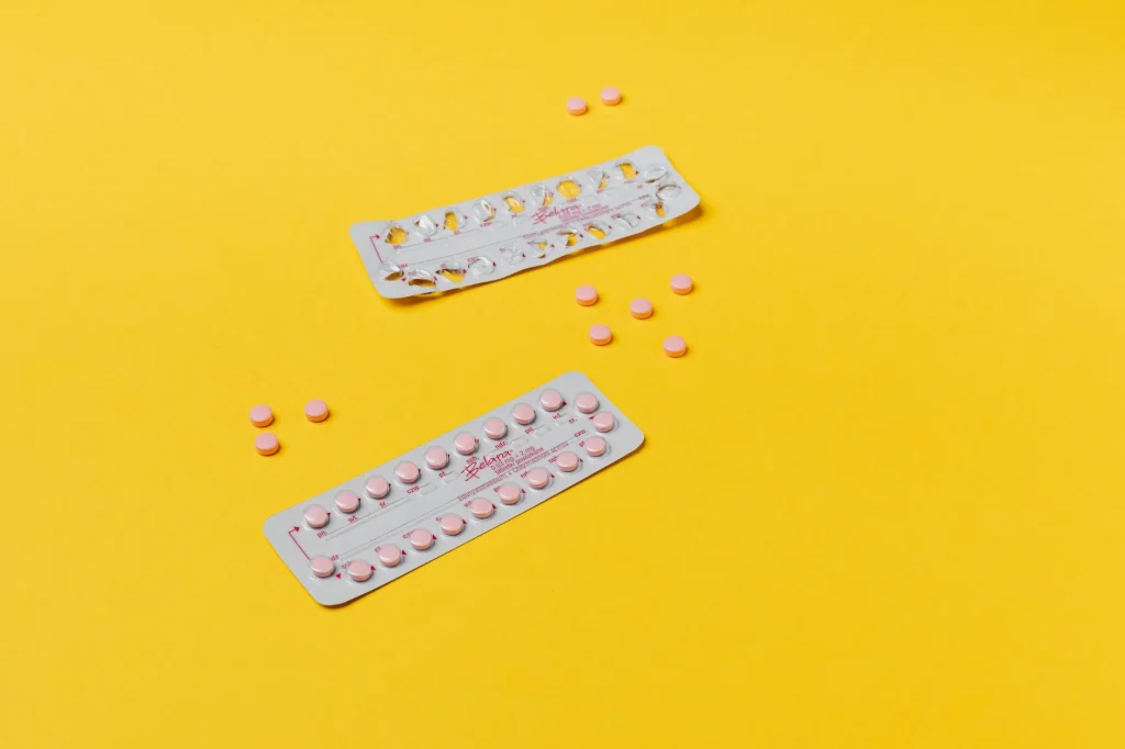 Arrêt de la pilule : une femme tient une plaquette de pilule contraceptive