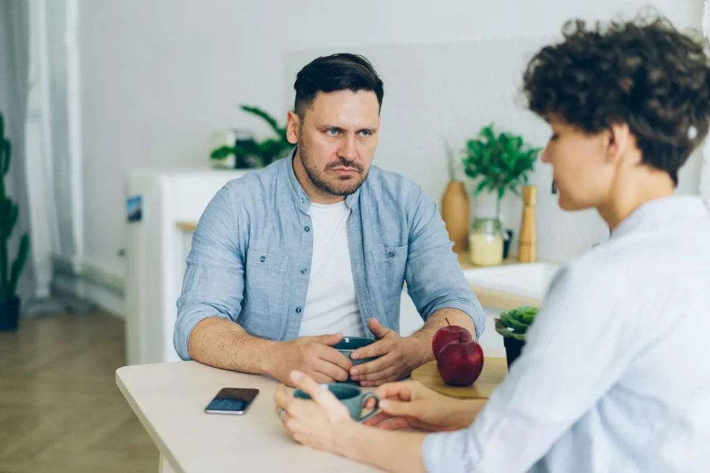 Femme face à un homme distant qui lui explique qu'il n'est pas prêt pour une relation