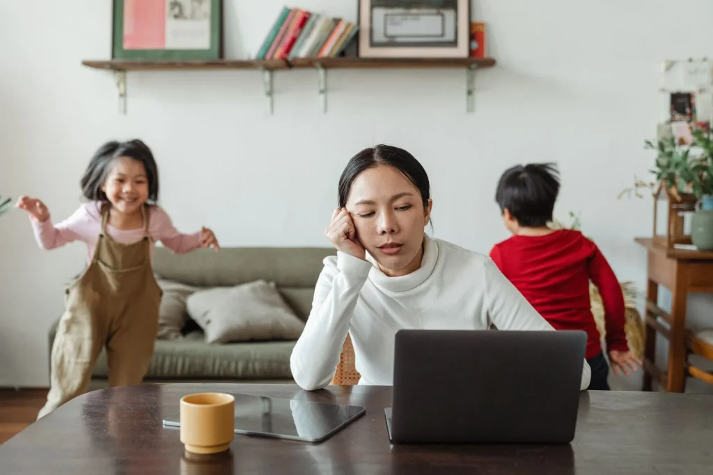 Jeune mère à son bureau lors de la reprise du travail après un congé maternité