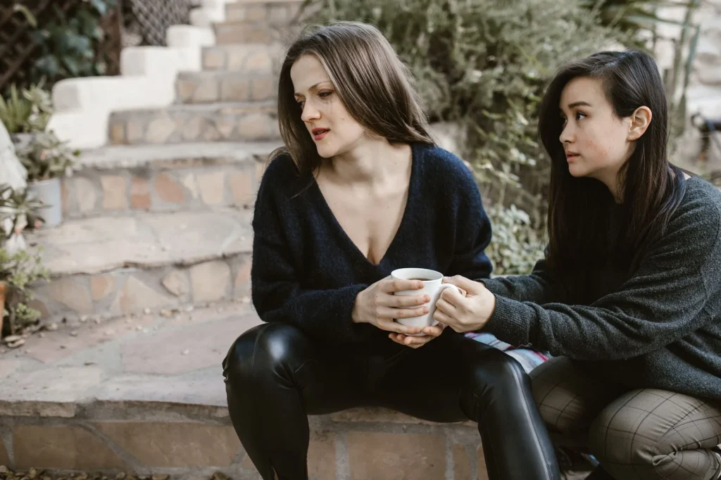 Deux amies en discussion tendue, illustration d'une amitié toxique