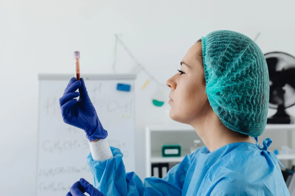 Prise de sang pour le test de dépistage du diabète gestationnel chez une femme enceinte