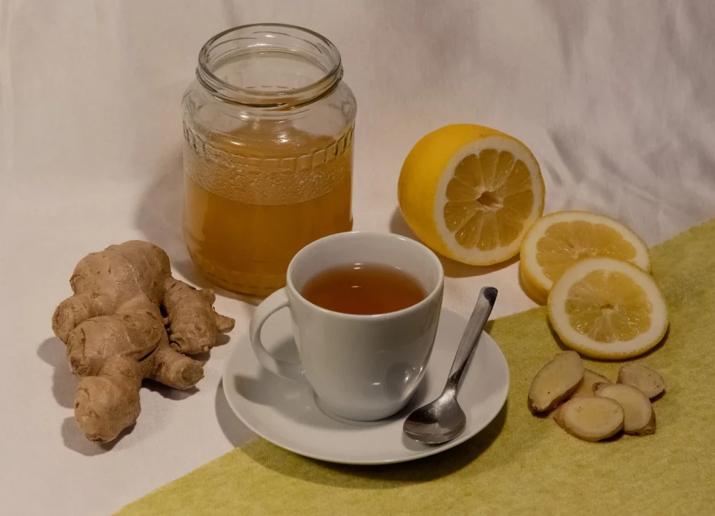 Femme enceinte buvant une infusion pour soulager les nausées de grossesse